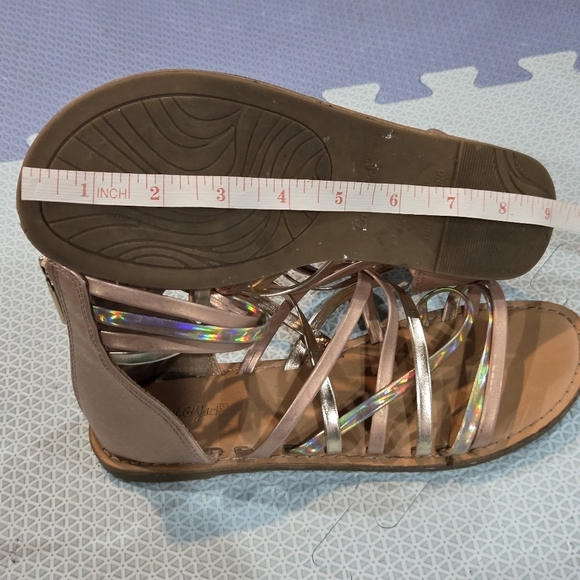 Girls Little Kid Strappy Flat Sandals - Tan and Iridescent Size 3 - Picture 4 of 9
